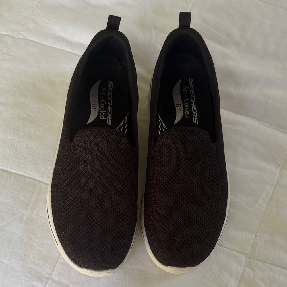 Skechers Men’s Slip-On Casual Loafers in black with white soles .